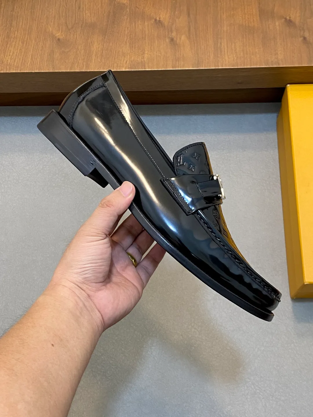 💰920 LV GLOVE slip-on loafers, top quality products produced in Guangzhou, ready for sale! These LV Glove loafers are made of selected soft crystal sheep leather. The leather surface has a slightly wrinkled texture and a very high-end texture. Each pair is unique. The leather surface is light and soft, with a delicate texture and good luster. It is a classic loafer style, with exquisite handmade mark stitching on the toe, and a square toe configuration to highlight the classic style. The horizontal band has hot-printed LV three-dimensional letters, semi-solid handcrafts and a genuine leather outsole, and a rubber patch on the heel to create wear-resistant performance and comfort. One of the must-have loafers for men! Comes with full original packaging! Code number: 39-40-41-42-43-44 (45 customized) standard leather shoe code